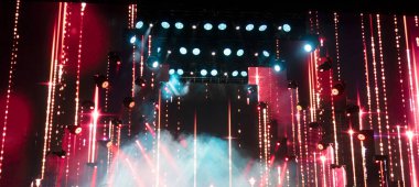 Tiyatroda ve konserde sahne ışıkları. Boş bir sahnede ışıklandırma ekipmanı.