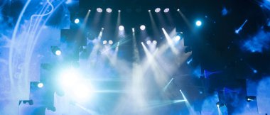 Tiyatroda ve konserde sahne ışıkları. Boş bir sahnede ışıklandırma ekipmanı.
