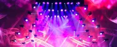 Tiyatroda ve konserde sahne ışıkları. Boş bir sahnede ışıklandırma ekipmanı.