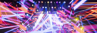 Tiyatroda ve konserde sahne ışıkları. Boş bir sahnede ışıklandırma ekipmanı.