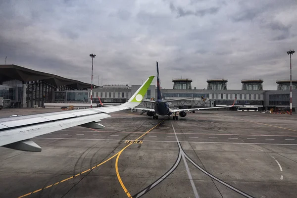 Aereo Passeggeri Sulla Pista Vicino Terminal Aeroporto Interno Del Piano — Foto Stock