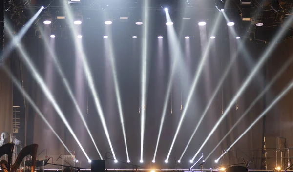 Tiyatroda Konserde Sahne Işıkları Boş Bir Sahnede Işıklandırma Ekipmanı — Stok fotoğraf