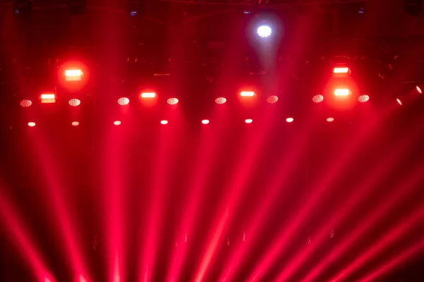 Tiyatroda Konserde Sahne Işıkları Boş Bir Sahnede Işıklandırma Ekipmanı — Stok fotoğraf