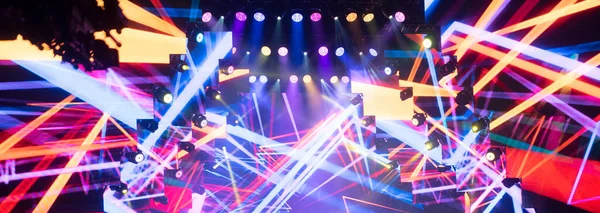 劇場やコンサートでの舞台照明です 空のステージ上の照明器具 — ストック写真