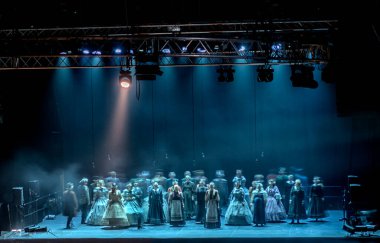 Sahnedeki bale gösterisinde dansçıların sahne ışıkları altındaki hareketlerini bulanıklaştırdı.