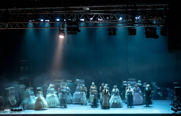 Sahnedeki Bale Gösterisinde Dansçıların Sahne Işıkları Altındaki Hareketlerini Bulanıklaştırdı — Stok fotoğraf