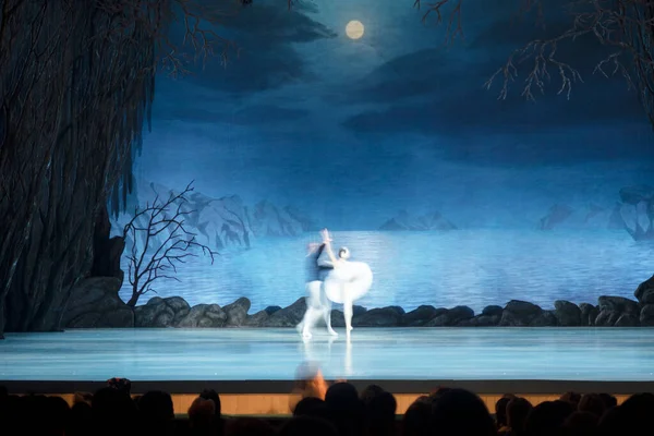 舞台上では舞台照明の下でダンサーの動きがぼやけ — ストック写真