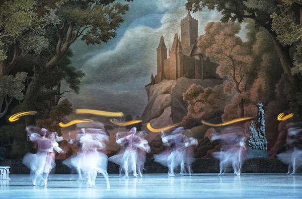 舞台上的芭蕾表演在舞台灯光下 舞者的动作模糊不清 — 图库照片