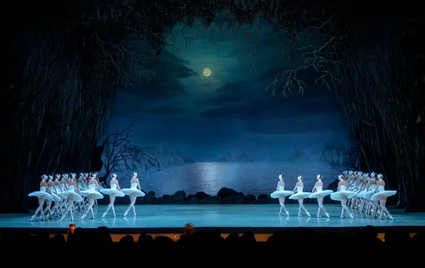 舞台上的芭蕾表演在舞台灯光下 舞者的动作模糊不清 — 图库照片
