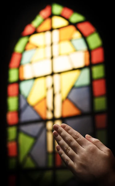 Fenêtre d'église en verre teinté et mains priantes — Photo