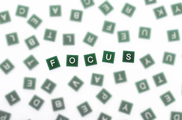 Fokus - tydliga bokstäver mot suddig — Stockfoto