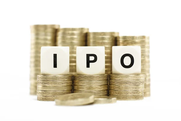 IPO (Initial Public Offering) mynt stackar med vit ba Stockbild