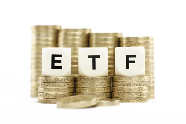 ETF (Döviz ticareti fon) beyaz arka plan ile altın sikkeler üzerinde Stok Fotoğraf