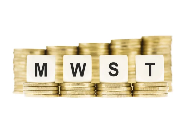 MWST (Impuesto sobre el Valor Añadido) en pilas de monedas de oro con un respaldo blanco —  Fotos de Stock