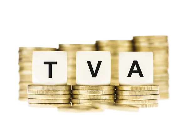 TVA (katma değer vergisi) altın beyaz bir Backgr ile yığınları üzerinde