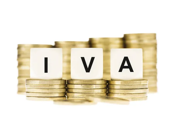 IVA (belasting over de toegevoegde waarde) op palen van gouden munten met een witte Backgr Stockfoto