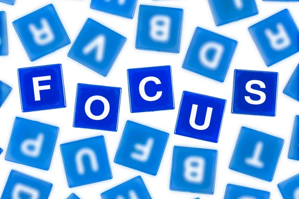 Sana FOCUS kirkkaissa sinisissä kirjaimissa hämärtymistä vastaan — kuvapankkivalokuva