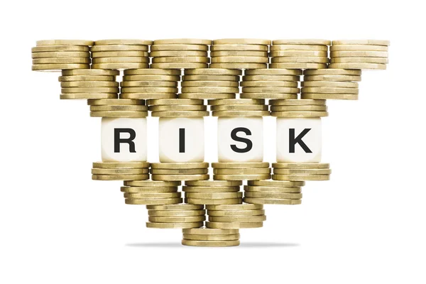 Risico beheer woord risico op unstable stapel van gouden munten Rechtenvrije Stockfoto's