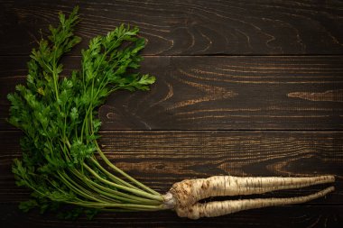 Ahşap arka planda kök sebzeler