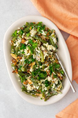 Kavrulmuş badem gevreği ve yeşil fasulye.