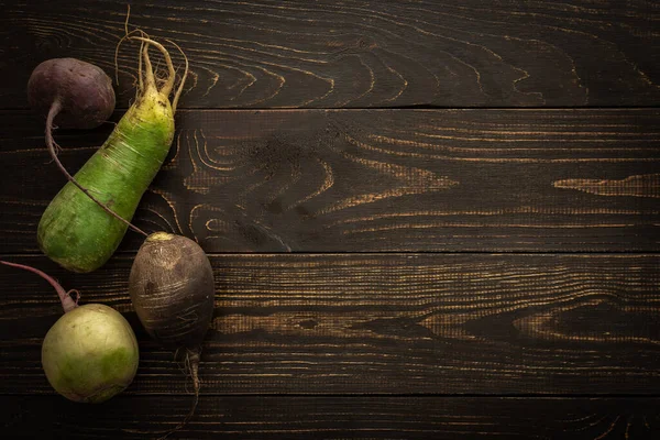 Warzywa korzeniowe na drewnianym tle — Zdjęcie stockowe