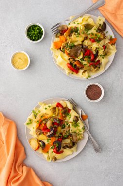 Fetuçin makarna ve haşlanmış sebze.