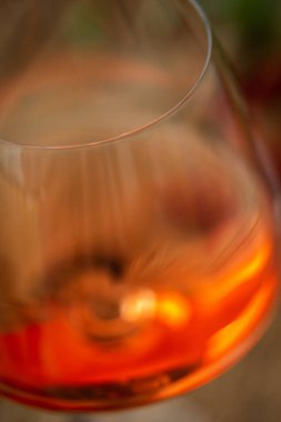 Arkaplanda bulanık cam gül şarabı var.