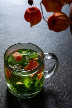 Nane ve greyfurtlu sağlıklı bir içecek bardakta aromatik nane çayı ve narenciye meyvesi.