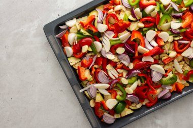 Fırında pişmeye hazır bir tepside taze sonbahar sebzeleri.