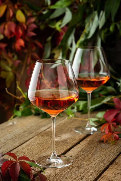 Autunno Accogliente Serata Romantica All Aperto Tavolo Legno Con Bicchieri — Foto Stock