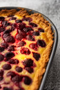 Ahududu turtası ve kaymaklı oval bir şekil. Yakın plan.