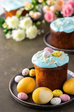 Kutlama masası, jöleli Paskalya pastası, badem gevreği ve renkli yumurtalar, Mutlu Paskalyalar.