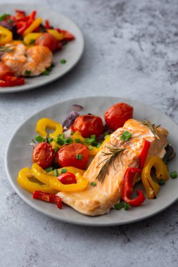 Pişmiş kırmızı balık fileto. Sebzeli bir tabakta. Yakından, lezzetli, sağlıklı bir akşam yemeği.