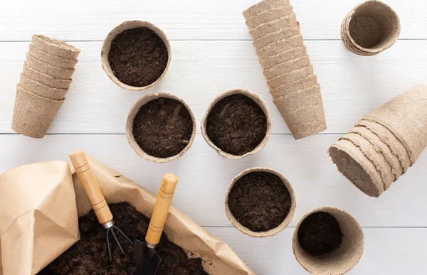 Macetas Ecológicas Para Plántulas Sobre Fondo Madera Blanca Bolsita Pequeña —  Fotos de Stock