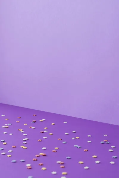 Fondo festivo púrpura con confeti de estrellas — Foto de Stock