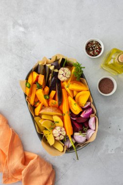 Fırında kızartılması için sebzeler pişirildi.