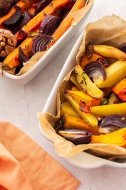 Fırında pişmiş taze sebzeler, çeşitli seramik tabaklarda sebzelerin üst görüntüsü.