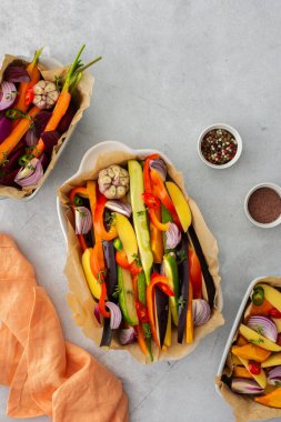 Çeşitli seramik tabaklarda fırında kızartılması için taze sebzeler, üst manzara.