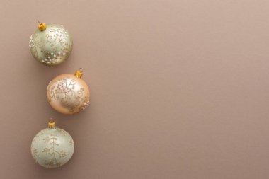 Pudralı arka planda noel baloları, Mutlu noeller ve yeni yıl konsepti, üst görünüm, kopyalama alanı