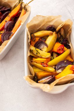 Fırında pişmiş taze sebzeler, çeşitli seramik tabaklarda sebzelerin üst görüntüsü.