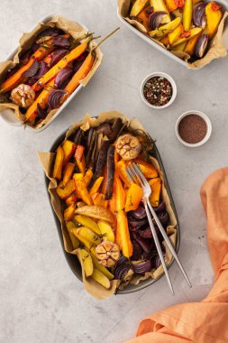 Fırında pişmiş taze sebzeler, çeşitli seramik tabaklarda sebzelerin üst görüntüsü.