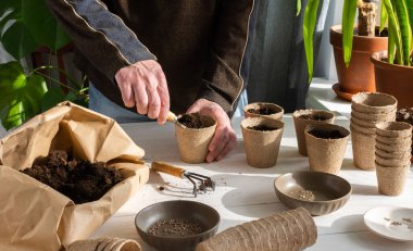 Adam eve fidanlar ekiyor.