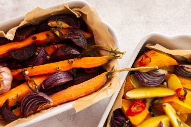 Fırında pişmiş taze sebzeler.