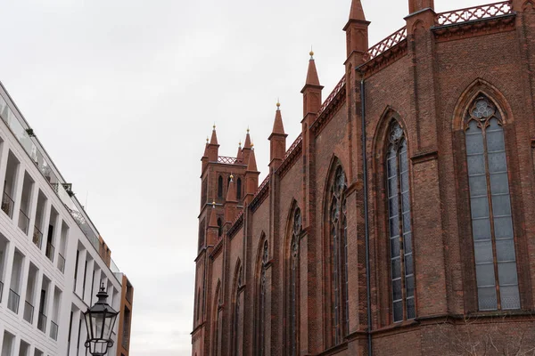 베를린 중심부에서 크로니 근처를 산책하는 Friedrichswerdersche Kirche — 스톡 사진