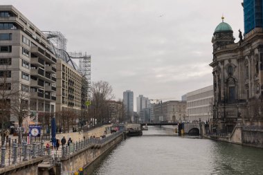 Berlin, Almanya - 27 Aralık 2021: Friedrichs Köprüsü 'nden Berliner Dom ve River Spree manzarası