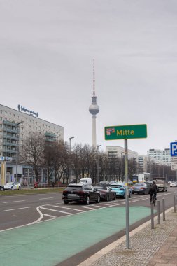 Berlin, Almanya - 23 Aralık 2021: Lichtenberger Caddesi 'nden televizyon kulesinin görüntüsü