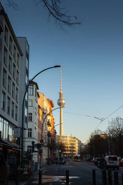 ベルリン ドイツ 2021年12月25日 ベルリン中心部のテレビ塔の眺め ミッテ地区の寒い冬の日の散歩 — ストック写真