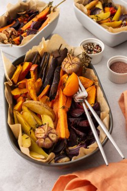 Fırında pişmiş taze sebzeler, çeşitli seramik tabaklarda sebzelerin üst görüntüsü.