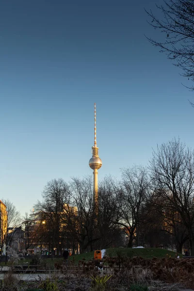 ベルリン ドイツ 2021年12月25日 ベルリン中心部のテレビ塔の眺め ミッテ地域の寒い冬の日の散歩 — ストック写真