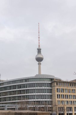 Berlin, Almanya - 27 Aralık 2021: Mitte bölgesinde soğuk bir kış günü Televizyon Kulesi manzarası